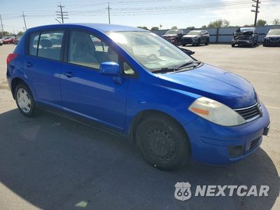 Czwarte zdjęcie samochodu z boku: 2009 NISSAN VERSA 1.8 S VIN:3N1BC13E39L452444 - miniatura