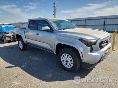 Czwarte zdjęcie samochodu z boku: 2026 TOYOTA TACOMA SR5 VIN:3TMKB5FN6TM076746 - miniatura