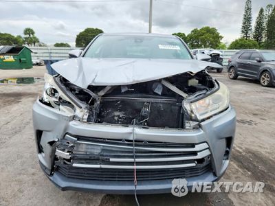 Piąte zdjęcie samochodu w środku: 2017 TOYOTA HIGHLANDER LE VIN:5TDZARFH6HS025046 - miniatura