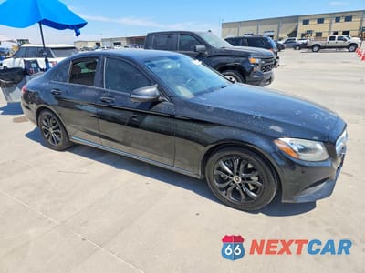 Czwarte zdjęcie samochodu z boku: 2018 MERCEDES-BENZ C 300 VIN:55SWF4JB6JU253454 - miniatura