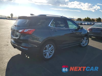 Trzecie zdjęcie samochodu z tyłu: 2020 CHEVROLET EQUINOX PREMIER VIN:2GNAXPEX2L6176288 - miniatura