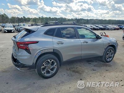 Trzecie zdjęcie samochodu z tyłu: 2025 CHEVROLET TRAX 1LT VIN:KL77LHEP4SC170046 - miniatura