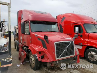 Czwarte zdjęcie samochodu z boku: 2015 VOLVO VNL SEMI TRUCK VIN:4V4NC9EG2FN180203 - miniatura