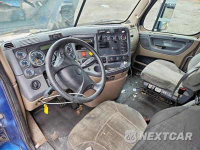 Zdjęcie 8 z 14 samochodu: 2015 FREIGHTLINER CASCADIA SEMI TRUCK VIN:3AKJGLD5XFSGF2280 - miniatura