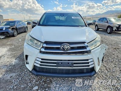 Piąte zdjęcie samochodu w środku: 2017 TOYOTA HIGHLANDER LE PLUS VIN:5TDBZRFH5HS420863 - miniatura