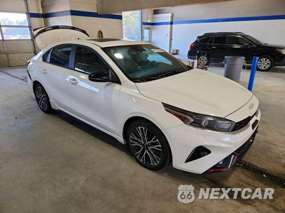 Czwarte zdjęcie samochodu z boku: 2023 KIA FORTE GT LINE VIN:3KPF54AD8PE547586 - miniatura