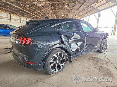 Trzecie zdjęcie samochodu z tyłu: 2023 FORD MUSTANG MACH-E PREMIUM VIN:3FMTK3SU0PMA83540 - miniatura