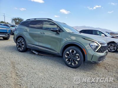 Czwarte zdjęcie samochodu z boku: 2023 KIA SPORTAGE X LINE VIN:5XYK6CAF5PG118111 - miniatura