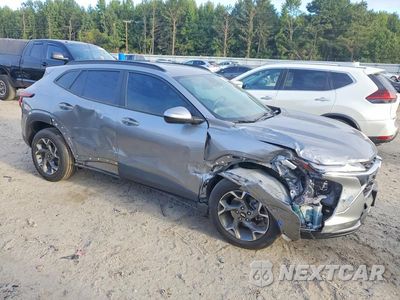 Czwarte zdjęcie samochodu z boku: 2025 CHEVROLET TRAX 1LT VIN:KL77LHEP4SC220492 - miniatura
