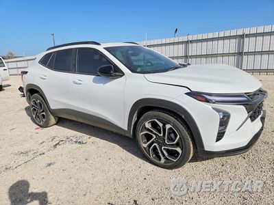 Czwarte zdjęcie samochodu z boku: 2025 CHEVROLET TRAX 2RS VIN:KL77LJEP7SC052046 - miniatura