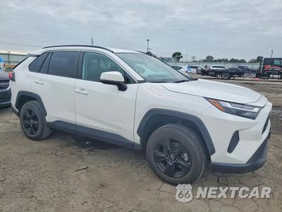 Czwarte zdjęcie samochodu z boku: 2024 TOYOTA RAV4 XLE VIN:2T3P1RFV1RC408021 - miniatura