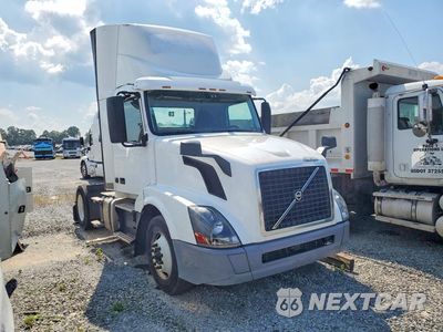 Czwarte zdjęcie samochodu z boku: 2018 VOLVO VNL SEMI TRUCK VIN:4V4N39TG3JN892442 - miniatura