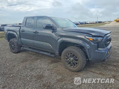 Czwarte zdjęcie samochodu z boku: 2025 TOYOTA TACOMA SR5 VIN:3TMKB5FNXSM038533 - miniatura