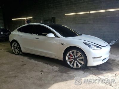 Czwarte zdjęcie samochodu z boku: 2018 TESLA MODEL 3 VIN:5YJ3E1EB8JF106570 - miniatura