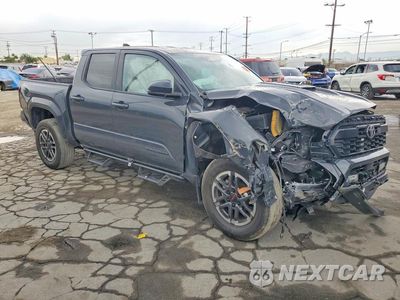 Czwarte zdjęcie samochodu z boku: 2024 TOYOTA TACOMA TRD SPORT VIN:3TMLB5JNXRM006185 - miniatura