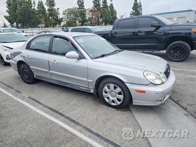 Czwarte zdjęcie samochodu z boku: 2002 HYUNDAI SONATA BASE VIN:KMHWF25S32A681777 - miniatura
