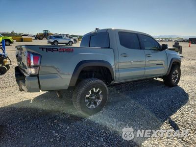 Trzecie zdjęcie samochodu z tyłu: 2022 TOYOTA TACOMA TRD OFF-ROAD VIN:3TMCZ5AN9NM498701 - miniatura