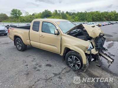 Czwarte zdjęcie samochodu z boku: 2017 TOYOTA TACOMA TRD SPORT VIN:5TFSZ5ANXHX076947 - miniatura
