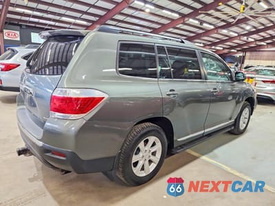 Trzecie zdjęcie samochodu z tyłu: 2013 TOYOTA HIGHLANDER SE VIN:5TDBK3EH3DS267882 - miniatura