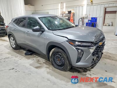 Czwarte zdjęcie samochodu z boku: 2026 CHEVROLET TRAX LS VIN:KL77LFEP2TC123670 - miniatura