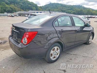 Trzecie zdjęcie samochodu z tyłu: 2013 CHEVROLET SONIC LS VIN:1G1JA5SG2D4206288 - miniatura