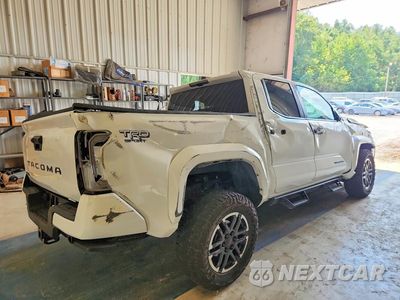 Trzecie zdjęcie samochodu z tyłu: 2026 TOYOTA TACOMA TRD SPORT VIN:3TMLB5JN3TM227165 - miniatura