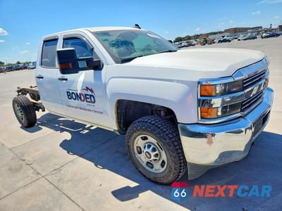 Czwarte zdjęcie samochodu z boku: 2018 CHEVROLET SILVERADO C2500 HEAVY DUTY VIN:1GC2CUEG1JZ198727 - miniatura