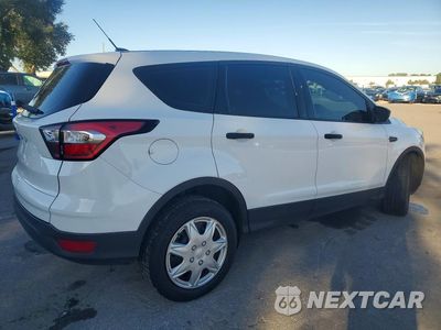 Trzecie zdjęcie samochodu z tyłu: 2017 FORD ESCAPE S VIN:1FMCU0F75HUA25207 - miniatura