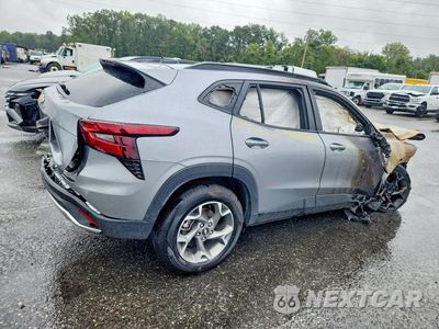 Trzecie zdjęcie samochodu z tyłu: 2025 CHEVROLET TRAX 1LT VIN:KL77LHEP4SC234635 - miniatura