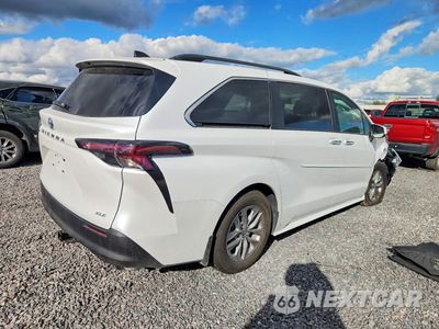 Trzecie zdjęcie samochodu z tyłu: 2026 TOYOTA SIENNA XLE 7-PASSENGER VIN:5TDYSKFC5TS241371 - miniatura