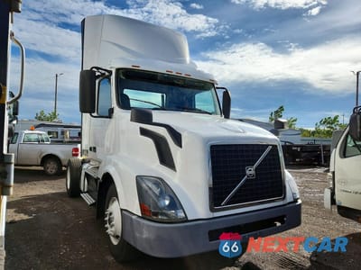 Czwarte zdjęcie samochodu z boku: 2016 VOLVO VNL SEMI TRUCK VIN:4V4N39TG2GN965504 - miniatura