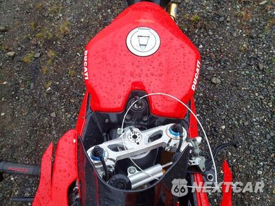 Piąte zdjęcie samochodu w środku: 2012 DUCATI SUPERBIKE 1199 PANIGALE VIN:ZDM14BPW9CB002003 - miniatura