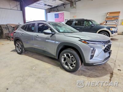 Czwarte zdjęcie samochodu z boku: 2025 CHEVROLET TRAX 1LT VIN:KL77LHEP5SC198809 - miniatura