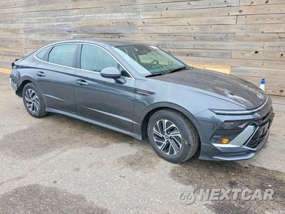 Czwarte zdjęcie samochodu z boku: 2026 HYUNDAI SONATA HYBRID BLUE VIN:KMHL24JJ5TA167812 - miniatura