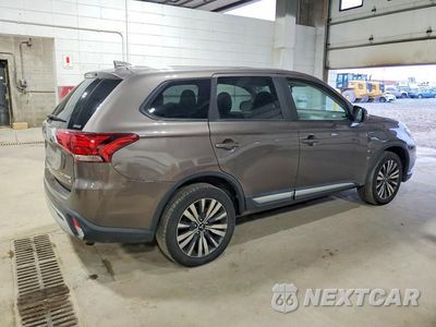 Trzecie zdjęcie samochodu z tyłu: 2019 MITSUBISHI OUTLANDER SE VIN:JA4AZ3A3XKZ043998 - miniatura