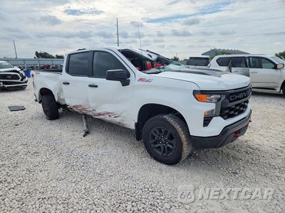 Czwarte zdjęcie samochodu z boku: 2025 CHEVROLET SILVERADO K1500 TRAIL BOSS CUSTOM VIN:3GCUKCED7SG153465 - miniatura