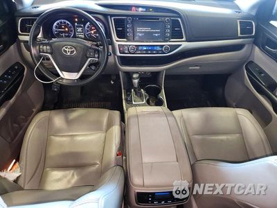 Zdjęcie 8 z 13 samochodu: 2019 TOYOTA HIGHLANDER XLE VIN:5TDKZRFH3KS572857 - miniatura