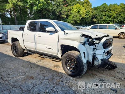 Czwarte zdjęcie samochodu z boku: 2024 TOYOTA TACOMA TRD SPORT VIN:3TYKB5FN5RT007804 - miniatura