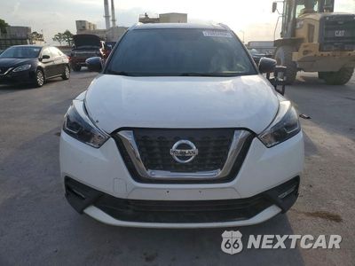 Piąte zdjęcie samochodu w środku: 2018 NISSAN KICKS SR VIN:3N1CP5CU4JL510413 - miniatura