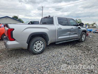Trzecie zdjęcie samochodu z tyłu: 2025 TOYOTA TUNDRA CREWMAX SR5 VIN:5TFLA5EC7SX037454 - miniatura