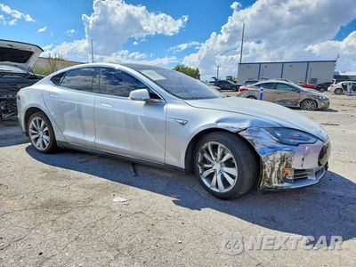 Czwarte zdjęcie samochodu z boku: 2013 TESLA MODEL S VIN:5YJSA1CN1DFP27738 - miniatura