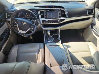 Zdjęcie 8 z 13 samochodu: 2019 TOYOTA HIGHLANDER HYBRID VIN:5TDKZRFH8KS359807 - miniatura