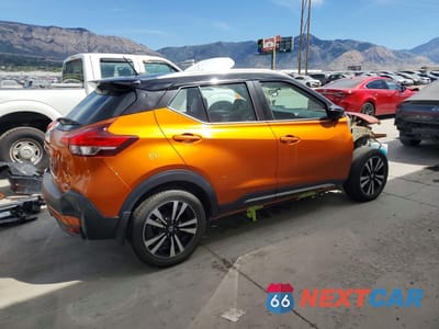 Trzecie zdjęcie samochodu z tyłu: 2018 NISSAN KICKS SR VIN:3N1CP5CU2JL546424 - miniatura