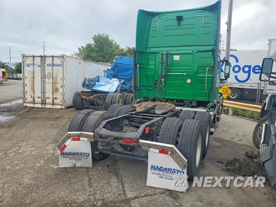 Trzecie zdjęcie samochodu z tyłu: 2018 VOLVO VNL SEMI TRUCK VIN:4V4NC9EH9JN895433 - miniatura