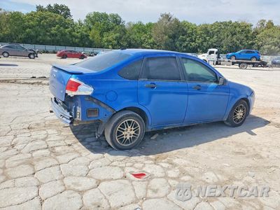 Trzecie zdjęcie samochodu z tyłu: 2010 FORD FOCUS SE VIN:1FAHP3FN9AW133833 - miniatura