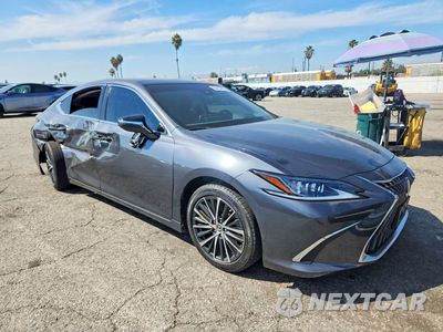 Czwarte zdjęcie samochodu z boku: 2024 LEXUS ES 350 BASE VIN:58ADZ1B1XRU175112 - miniatura