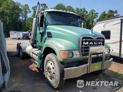 Czwarte zdjęcie samochodu z boku: 2004 MACK GRANITE SEMI TRUCK VIN:1M2AG10Y54M013932 - miniatura