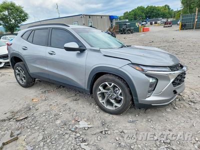 Czwarte zdjęcie samochodu z boku: 2025 CHEVROLET TRAX 1LT VIN:KL77LHEP4SC206074 - miniatura