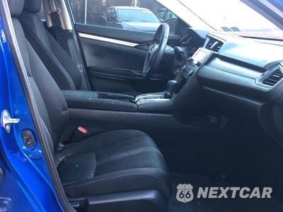 Piąte zdjęcie samochodu w środku: 2018 HONDA CIVIC LX VIN:19XFC2F54JE205555 - miniatura
