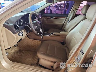 Zdjęcie 7 z 12 samochodu: 2012 MERCEDES-BENZ C 250 VIN:WDDGF4HB8CR219143 - miniatura
